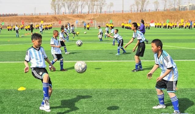 日本足球为何比中国足球厉害?我国已经在另外