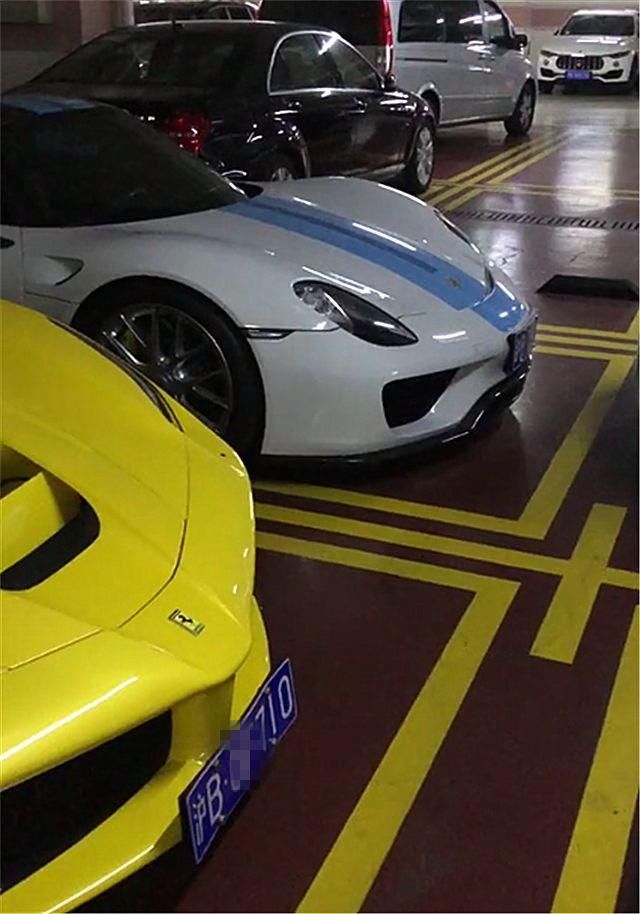 上海首辆黄色款法拉利拉法现车库,看到车牌时