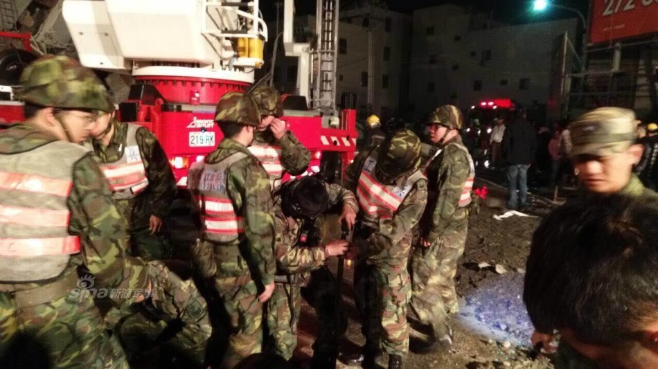 今日凌晨3点57分高雄地区发生里氏规模6.4地震，造成台南多处楼房倒塌，台湾陆军第8军团54工兵群官兵紧急赶往台南永大路灾害现场，将运用生命探测器协助搜寻受困民众。