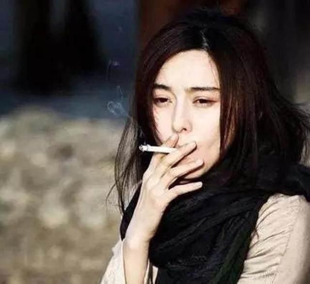 抽烟女星:张雨绮优雅,刘亦菲仙气,赵丽颖搞笑,b