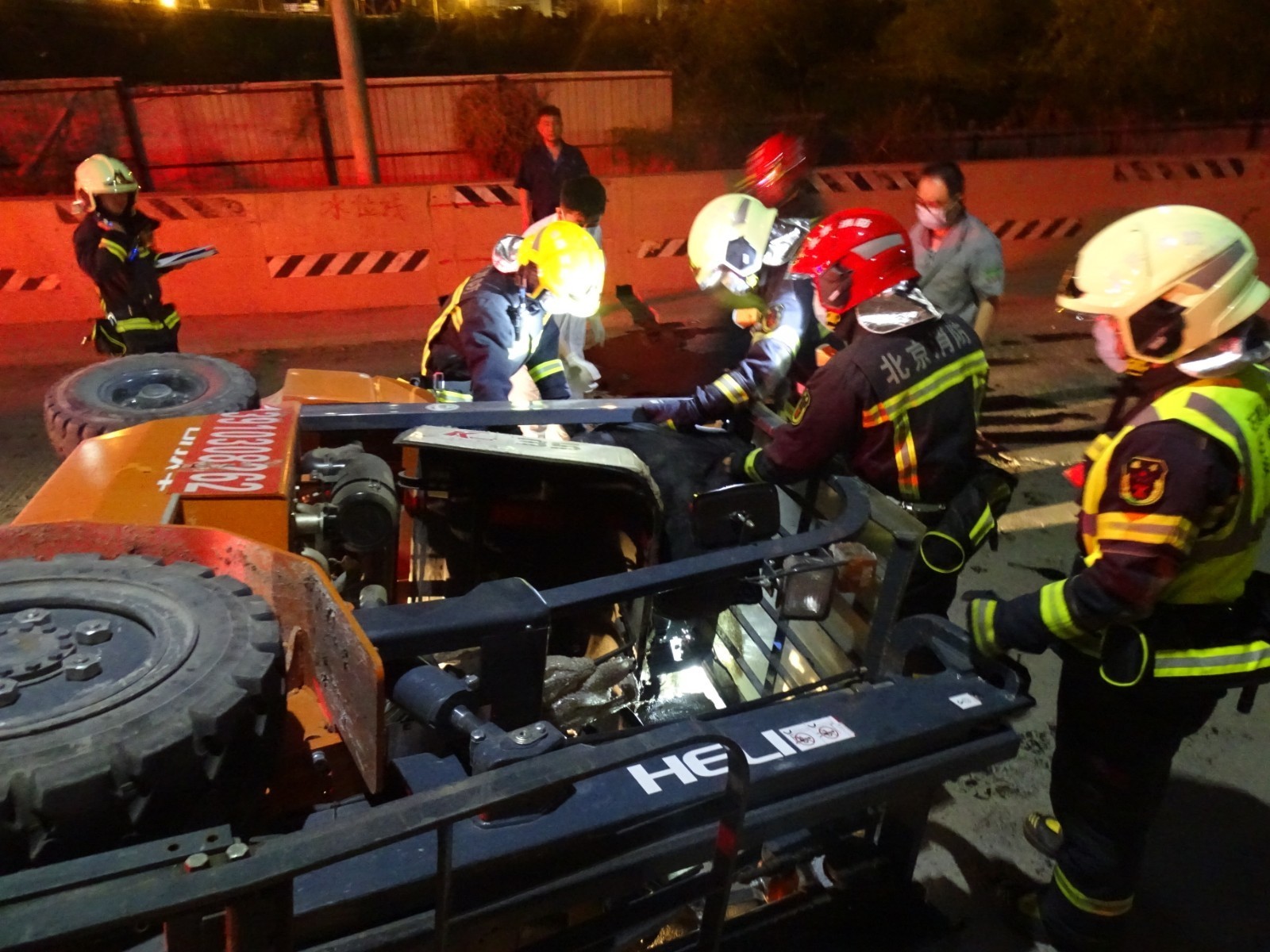 叉车侧翻流洒出柴油 石景山消防紧急救援