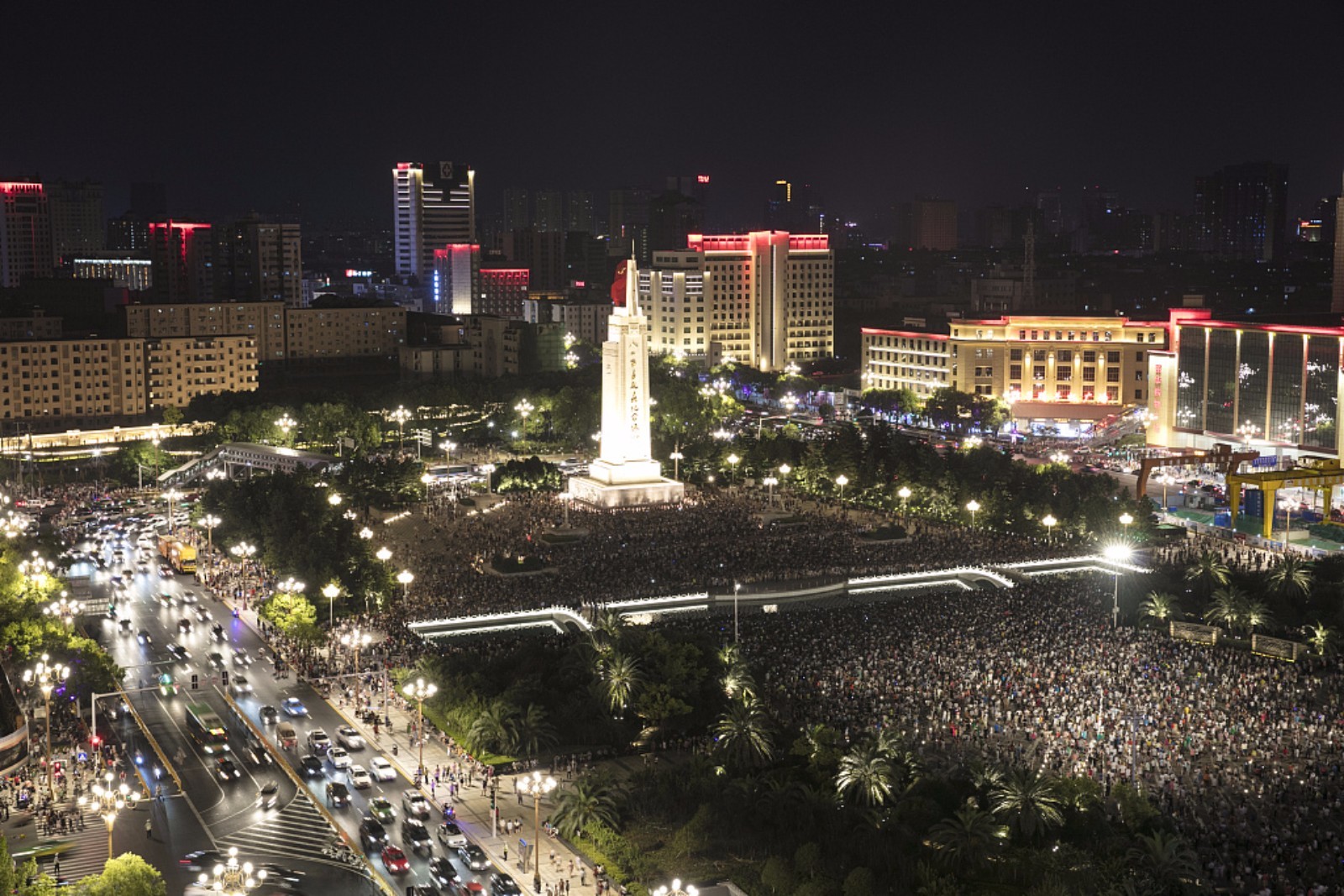 华灯,音乐喷泉,军史长廊,红五星绿化带……新装亮相的八一广场,夜景