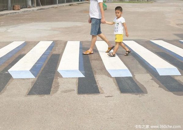 厉害了立体斑马线 司机老远就得踩刹车 厉害了立体斑马线 司机老远就得踩刹车