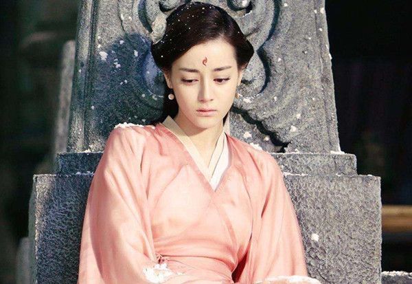 迪丽热巴坐飞机扎头发被拍,造型师暴露热巴大