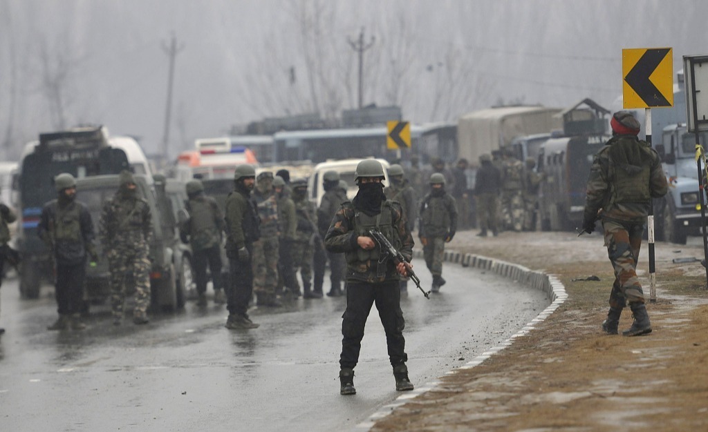 2月15日报道，据今日印度网站（India Today）消息，14日，印度中央储备警察部队车辆在印控克什米尔地区一高速公路上遭遇恐怖袭击，已经造成至少42名警察部队人员死亡，数十人受伤。