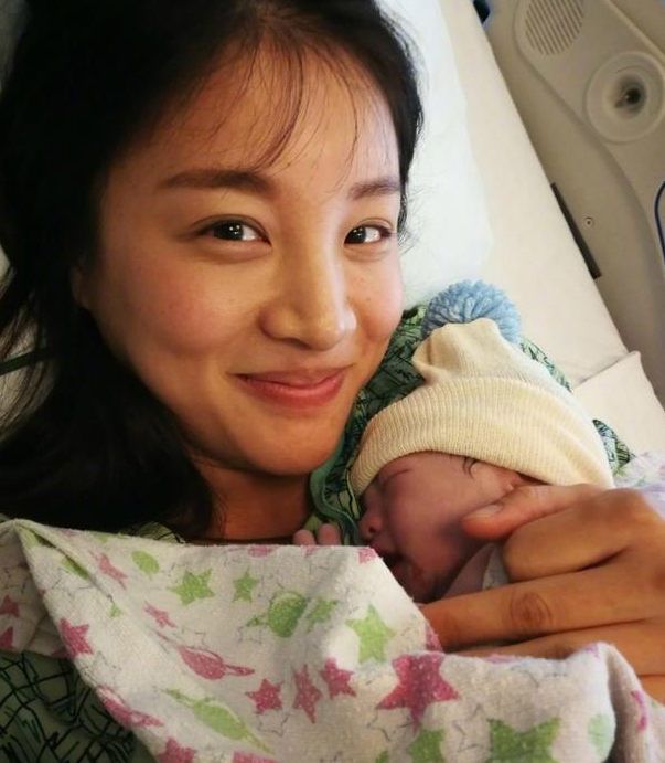 章龄之产下6斤二胎儿子 陈龙推工作陪伴幸福洋溢 章龄之产下6斤二胎儿子 陈龙推工作陪伴幸福洋溢