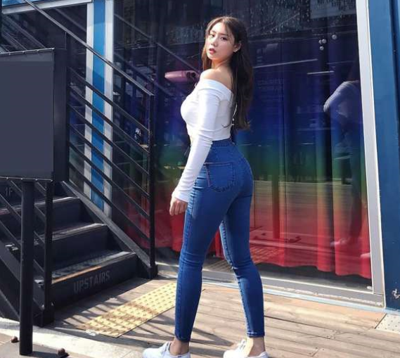 街拍:小姐姐穿了个瑜伽裤,勒人,美出新境界的裤