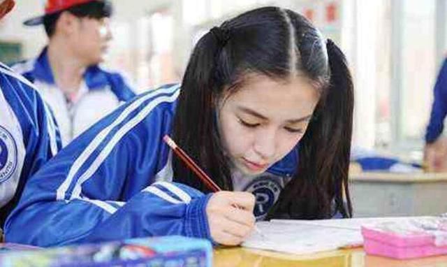 穿校服的女明星们,关晓彤天真可爱,倪妮和Ang