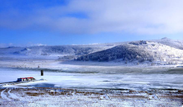其主峰大鹅头,是大兴安岭最高峰,山势险峻陡峭,重练叠嶂,沟壑阡陌