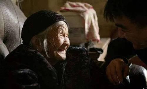 男子母亲去世后,夜里梦见母亲痛哭不止,打开棺