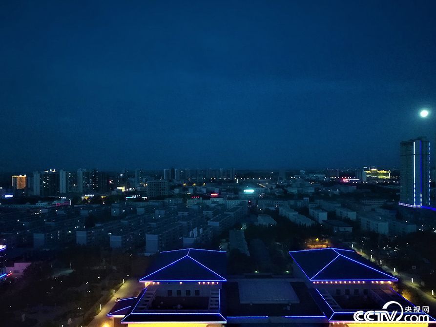 如今的格尔木市是一座人口30万的副地级市,夜晚灯火璀璨。格尔木人个个熟知这位天路将军和他的兵,与这座城、这条路的之间故事。他们的精神,也是格尔木人开创美好明天的精神支柱。