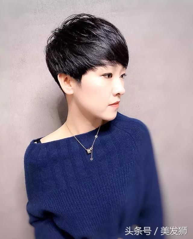 2018流行纹理烫发16款短发适合中年女性