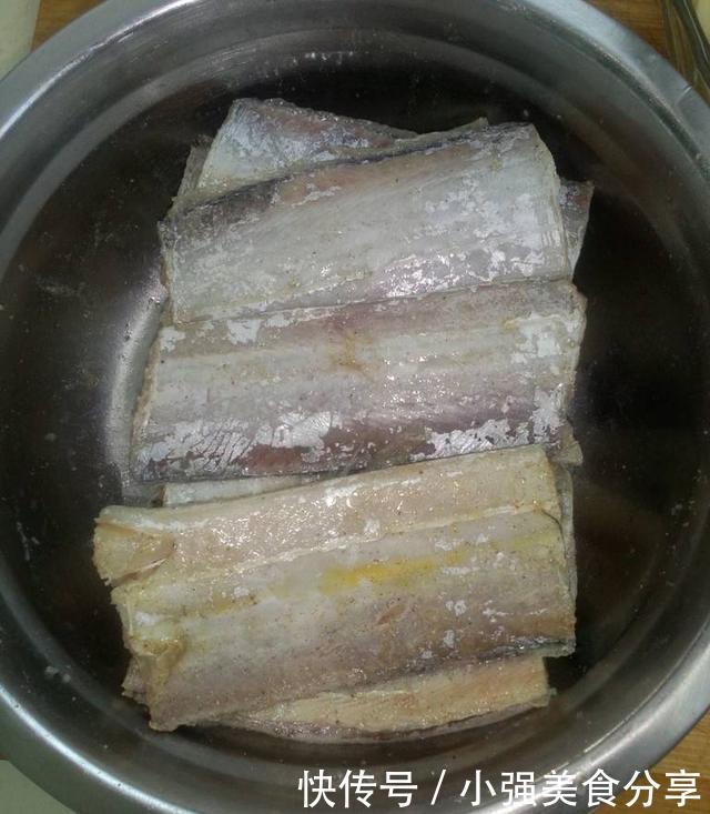 干炸带鱼怎么做最酥香?大厨教你3个小窍门,皮
