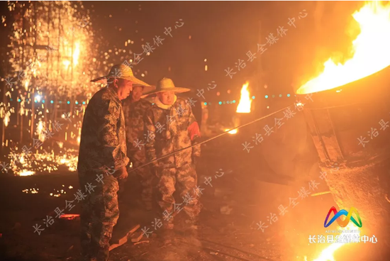 铁礼花:炫出千年古镇的红火年味儿