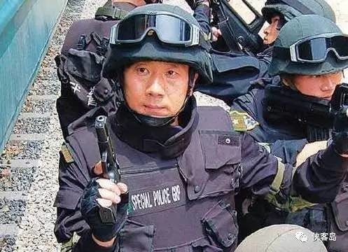 被送回到长老会所在的清真寺,中国外交官在使馆警卫队副队长李亚光等