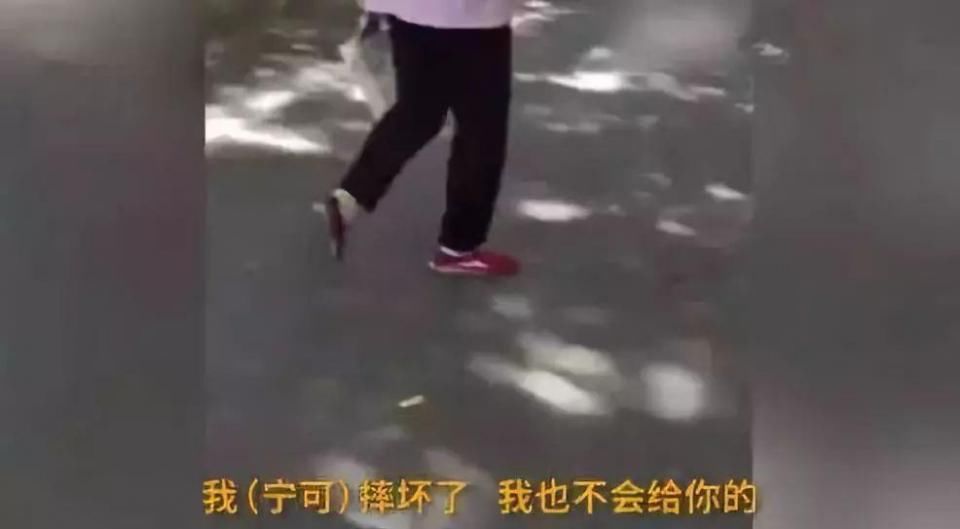 浅析宁波一大妈在马路边捡到一个手机,却当着