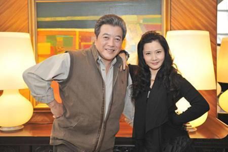 55岁何赛飞和54岁何晴近照,网友:没打玻尿酸的脸,老了也很优雅