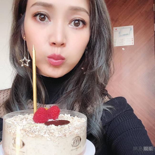 侯佩岑晒40岁庆生照 笑容甜美大眼电力十足
