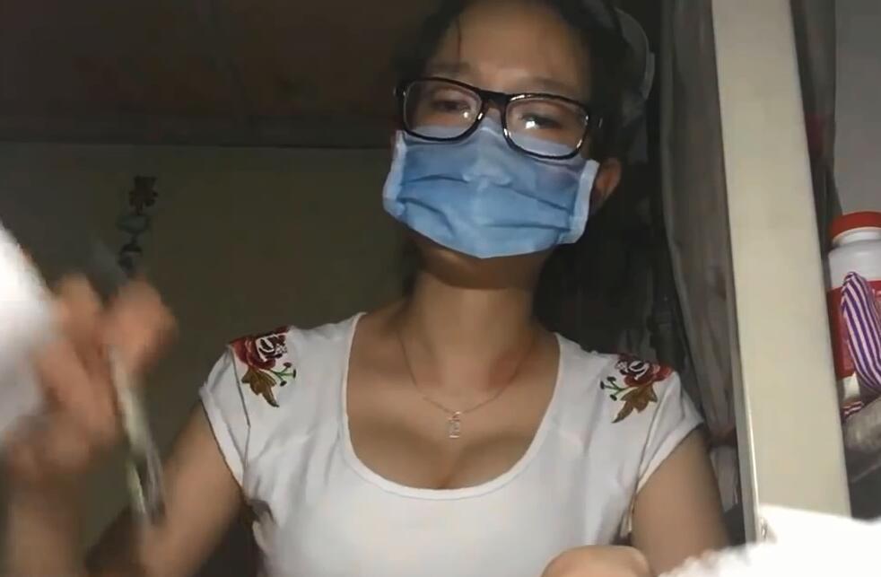 美女宿舍直播写作业引10万人围观:看胸静静看 美女宿舍直播写作业引10万人围观:看胸静静看