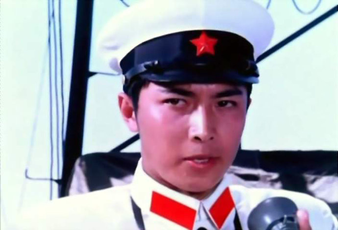 入伍后，于化龙从一个普通水兵成长为舰长，上级命令严惩不断入侵的南越舰艇，于化龙的阿爸和妹妹（洪学敏 饰）也参加了海战。战斗中，我舰中弹受损，于化龙急令修复，并一举收复了甜水岛，击溃了登岛的敌人，敌舰长也命丧黄泉...... 
该片系唐国强的银幕处女作，彼时的唐国强英俊潇洒，与解放军的英武形象相得益彰。