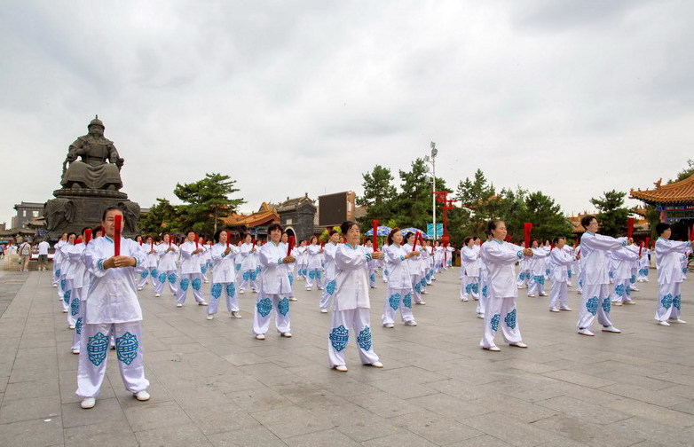 首府三百余名太极拳爱好者集体展示太极扇