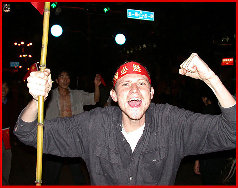 国足第一次打进世界杯的欢庆场面,我们多想再