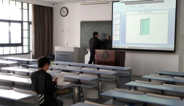 面对仅有一名学生的课堂教授依然激情授课 面对仅有一名学生的课堂教授依然激情授课