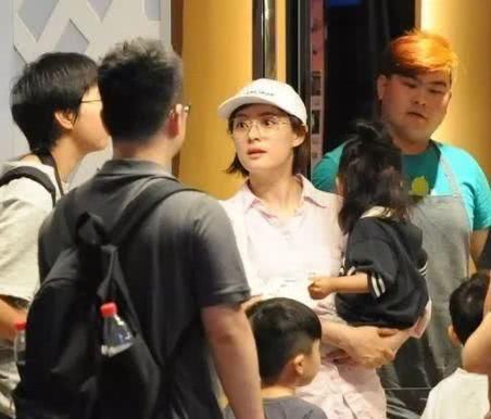 邓超一家现身商场逛街,孙俪穿着引网友赞 整个