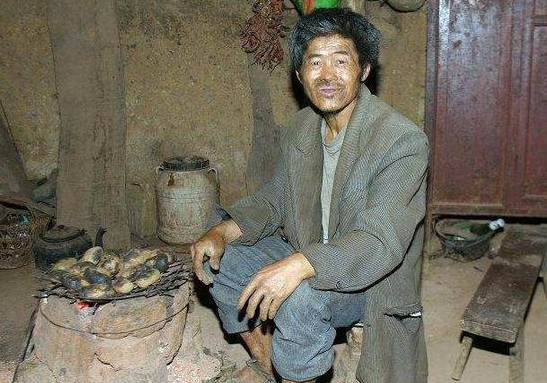 丑媳妇助他身价百万,发达后抛妻弃子,不久便沦为乞丐