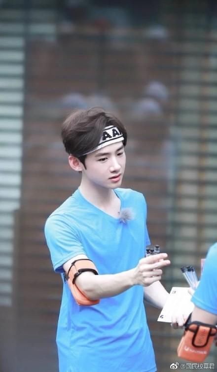 白敬亭的发带,井柏然的耳钉,赵丽颖的纹身,背后