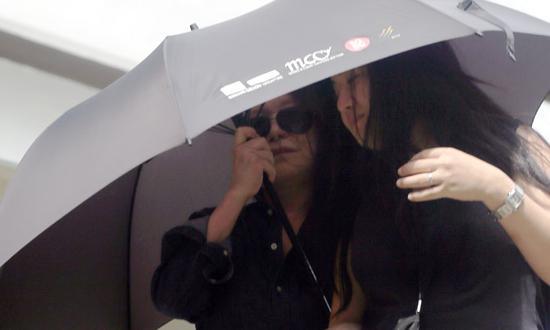 72岁富婆驾法拉利被宝马挡路 下车拳打宝马男 72岁富婆驾法拉利被宝马挡路 下车拳打宝马男