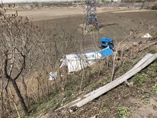 你的快递可能要迟到了中通快递厢式货车冲下桥