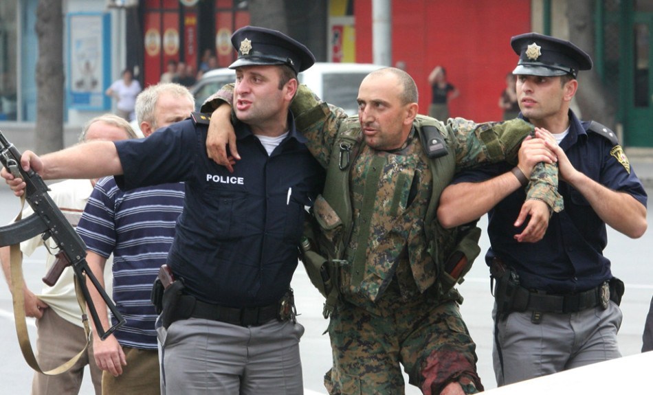 8月27日，格鲁吉亚外交部对此作出正式回应，宣布将降低同俄罗斯的外交关系级别，撤回格鲁吉亚驻俄使馆的绝大部分外交人员。8月28日，格鲁吉亚通过与俄罗斯断交的决议，9月2日，格鲁吉亚正式宣布同俄罗斯断交。图为受伤的格鲁吉亚士兵。