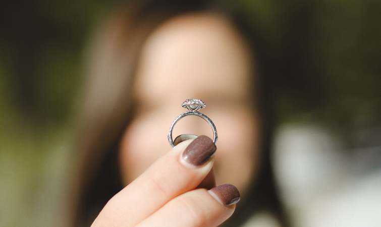 中国结婚率下降 年轻人:恋爱都顾不上 怎么结婚