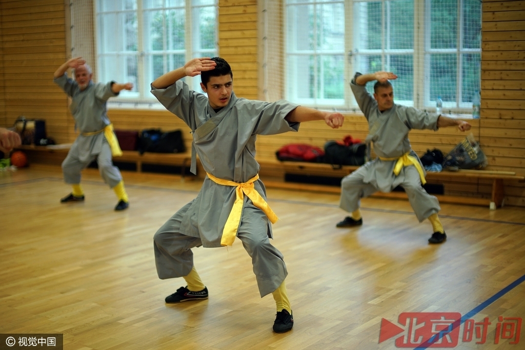 组图-难民在德国学少林功夫 舞刀弄枪有模有样