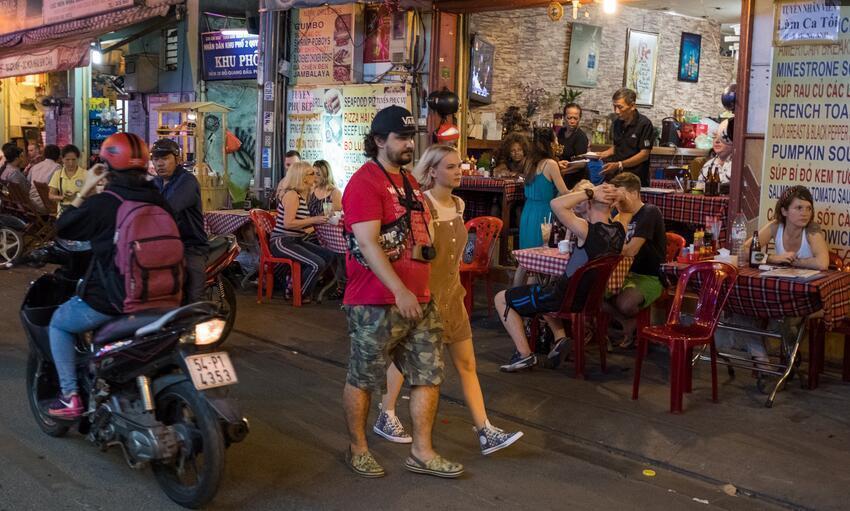 实拍越南夜生活,一边是纸醉灯谜,一边是艰难生活
