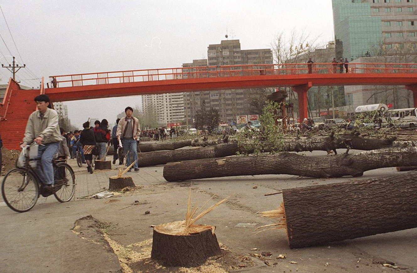 海龙大厦的起源要追溯到上世纪90年代末的中关村崛起，80年代初的“中关村电子一条街”在90年代真正成了“中国硅谷”，当时北京市为了拓宽道路而开始伐树，路边你还看不见海龙的影子。