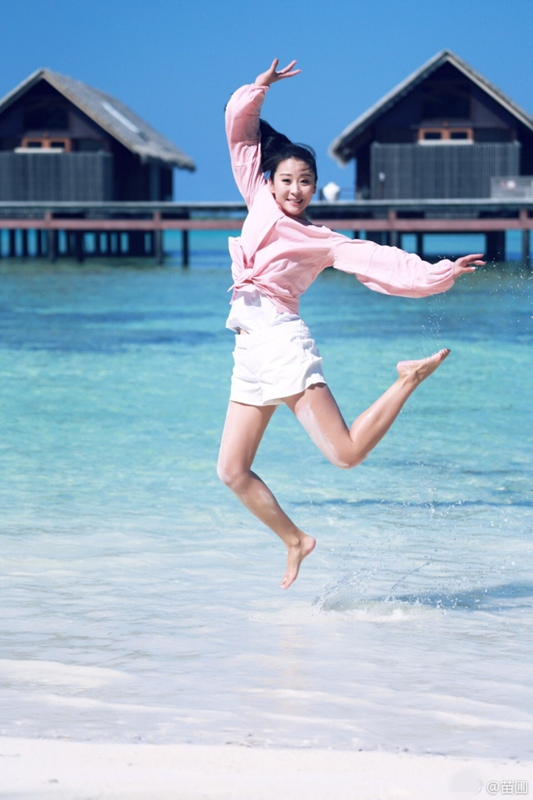 苗圃海边度假 穿粉嫩上衣跳跃秀美腿
