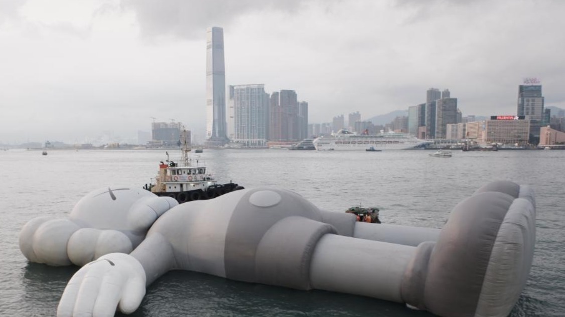 国际知名艺术家KAWS作品COMPANION现身香港