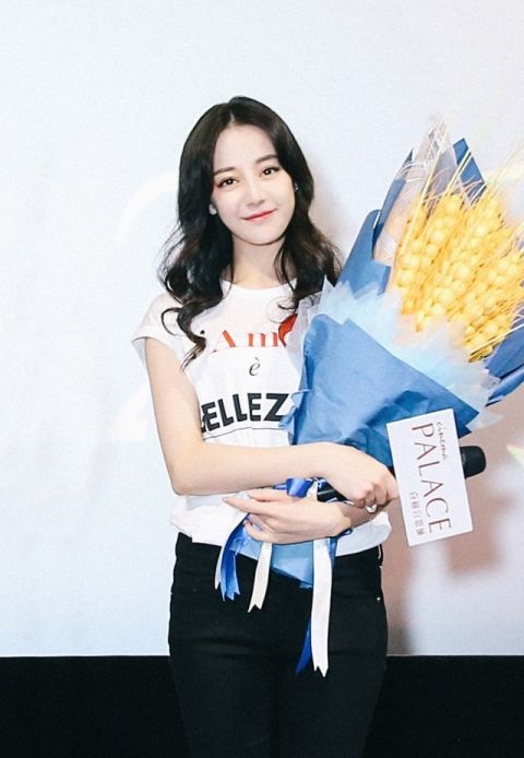 迪丽热巴穿短袖现身，她的一个动作让网友大呼心疼!