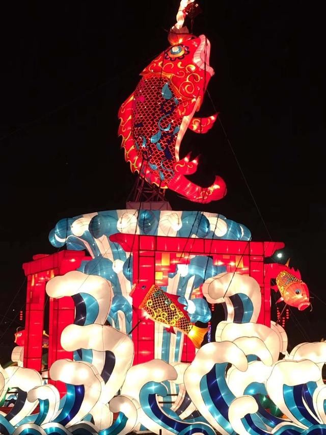生态秀水映月明潍坊峡山区灯会风采无限,璀璨