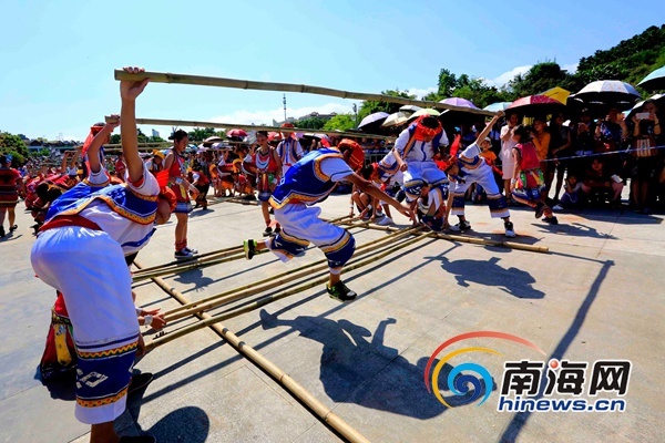琼中万人齐跳竹竿舞 共庆