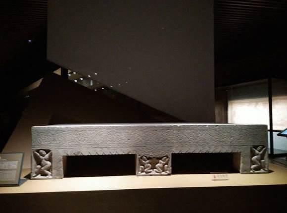 旁置苫块,子侄辈皆成服匍匐其上.