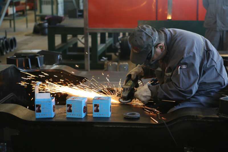 工人用砂轮为产品抛光.