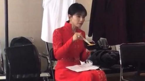 北京春晚后台照曝光 刘涛吃盒饭被赞接地气