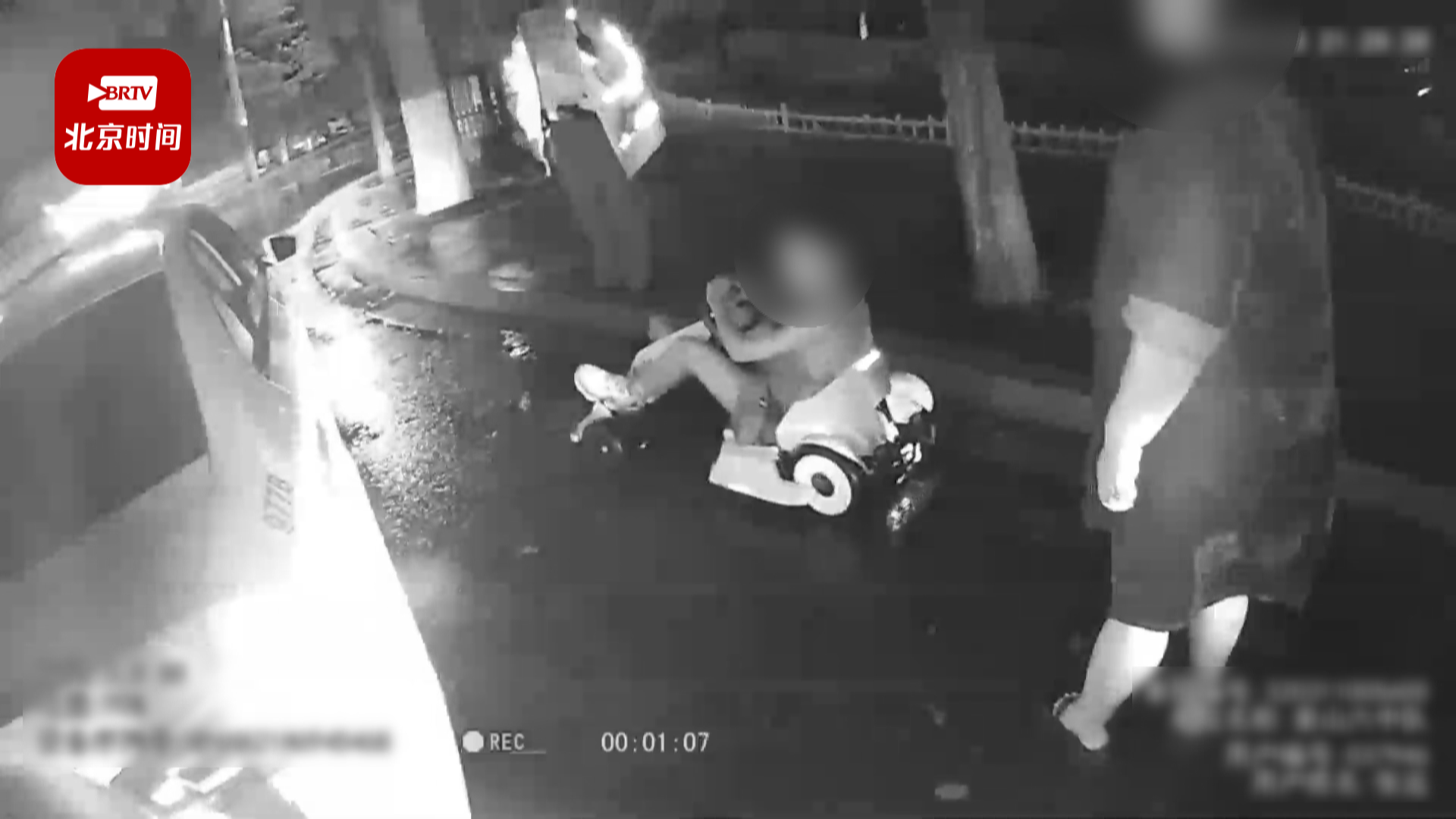 新闻早知道丨男童驾驶“卡丁车”上路 民警一路护送回家