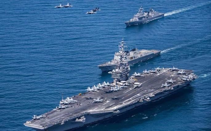 中国辽宁舰率领40艘战舰正在巡航!美军航母迎