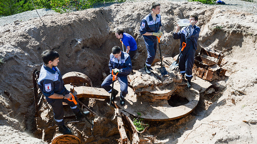 挖土党找到大宝贝:二战武器弹药堆成山 挖土党找到大宝贝:二战武器弹药堆成山