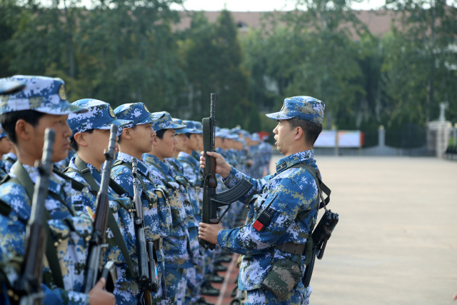 接过钢枪，我们都是战斗员，枪口微扬的45度，是生命与使命的夹角，是战士与责任的夹角。