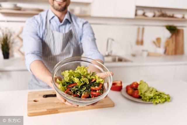 烧菜时在什么时候放盐最好?